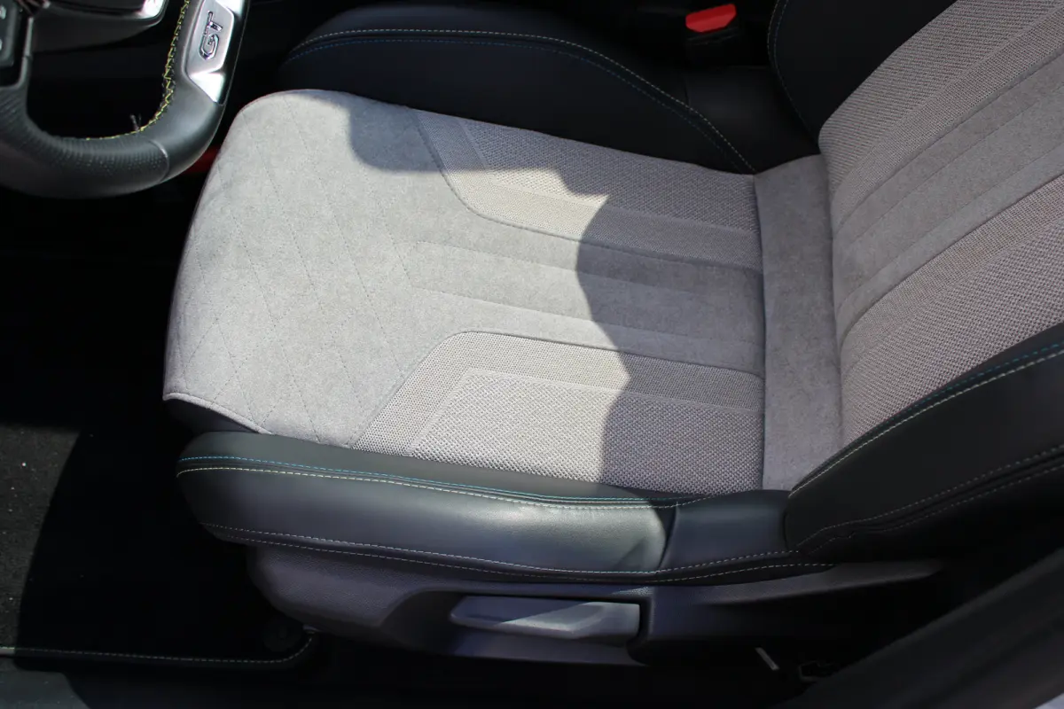 1.2 PureTech GT Pack | Navigatie | Camera | Panoramadak | Stoelverwarming | Full LED | Alcantara | 76.000km |