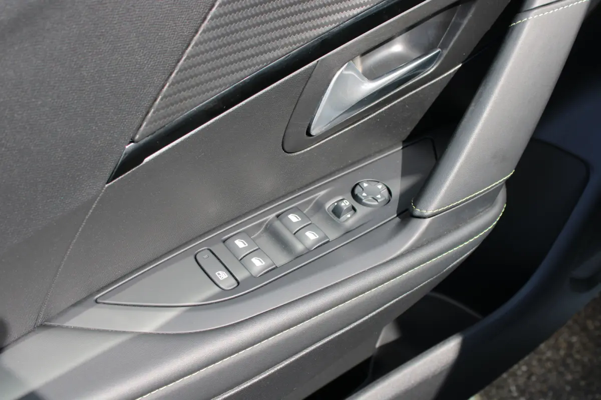 1.2 PureTech GT Pack | Navigatie | Camera | Panoramadak | Stoelverwarming | Full LED | Alcantara | 76.000km |