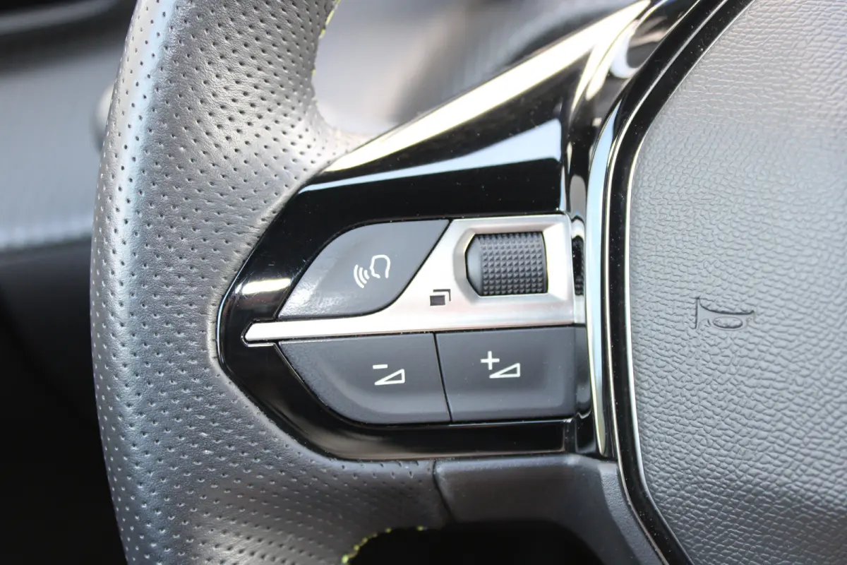 1.2 PureTech GT Pack | Navigatie | Camera | Panoramadak | Stoelverwarming | Full LED | Alcantara | 76.000km |