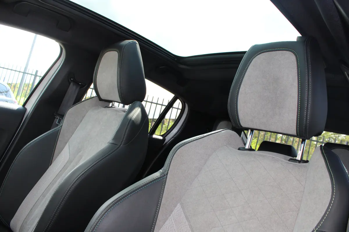 1.2 PureTech GT Pack | Navigatie | Camera | Panoramadak | Stoelverwarming | Full LED | Alcantara | 76.000km |
