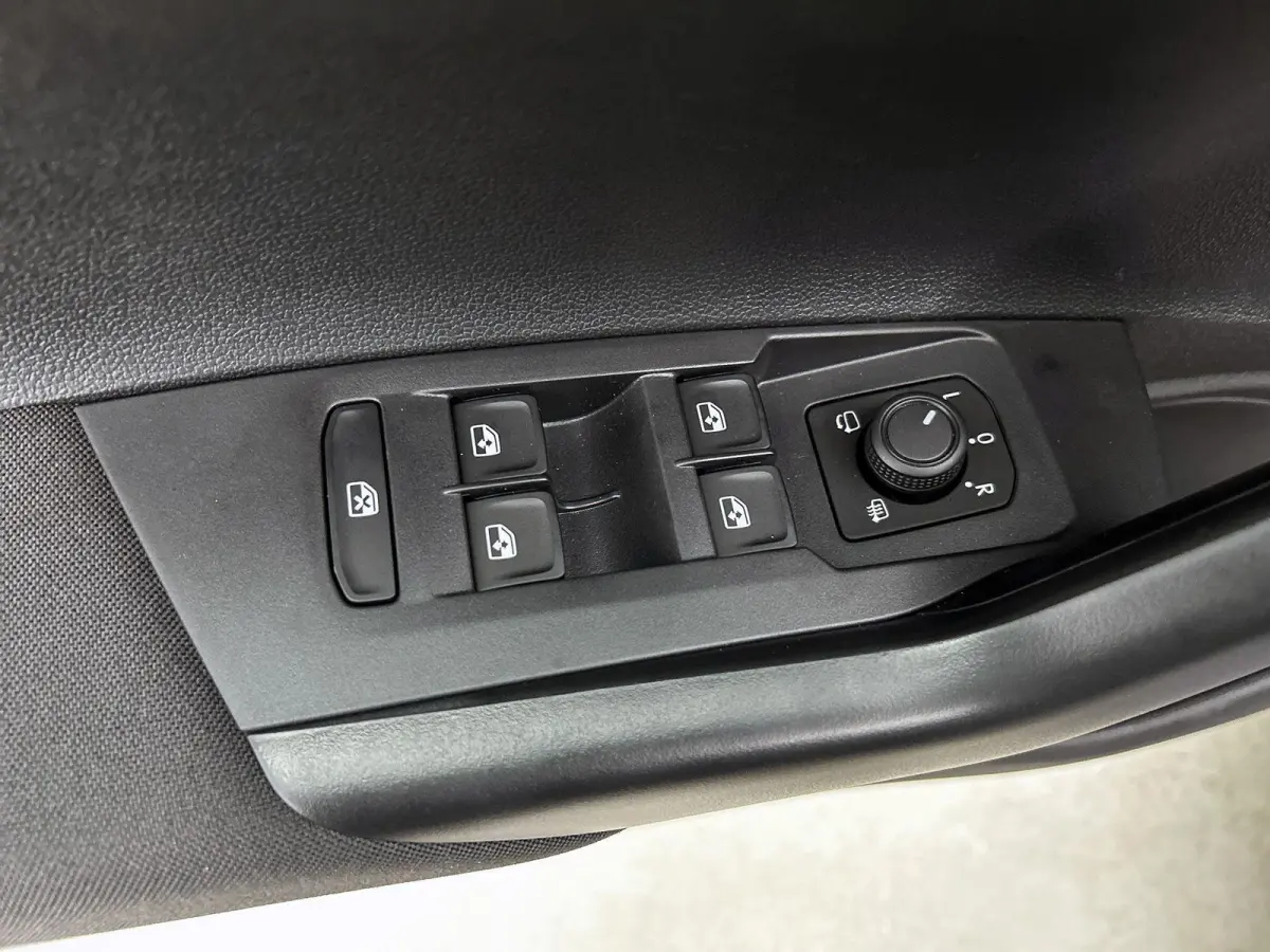 1.0 TSI Life Edition 95pk | EM | Navigatie | Draadloze Apple carplay | Adaptieve Cruise Control | Travel assist | Parkeersensoren voor en achter | Achteruitrij camera | Stoelverwarming voor 