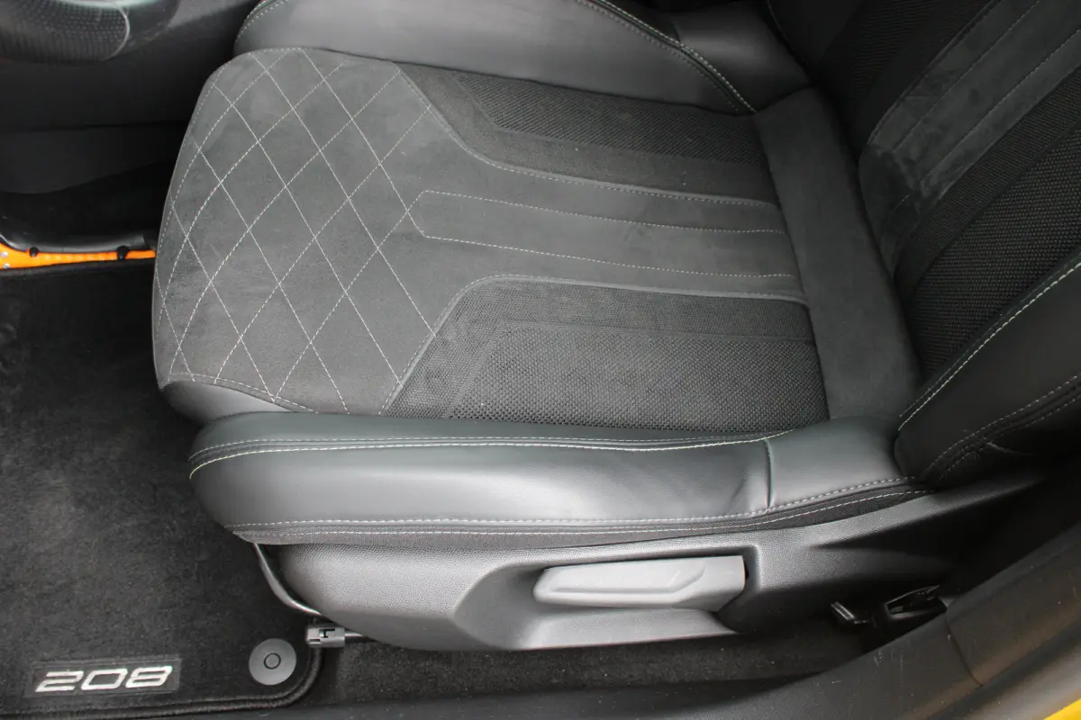 1.2 PureTech 130pk EAT8 GT Pack | Automaat | Navigatie | Camera | Alcantara | Stoelverwarming | Full LED | NL auto |