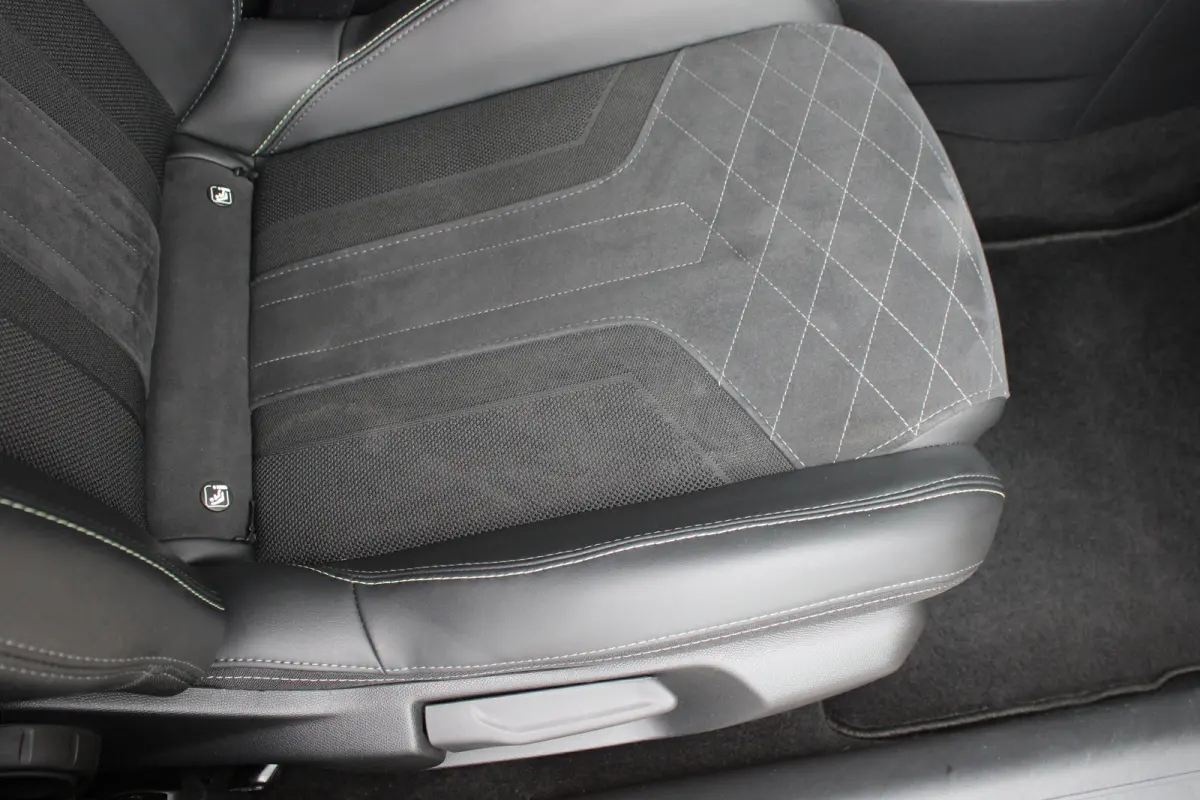 1.2 PureTech 130pk EAT8 GT Pack | Automaat | Navigatie | Camera | Alcantara | Stoelverwarming | Full LED | NL auto |