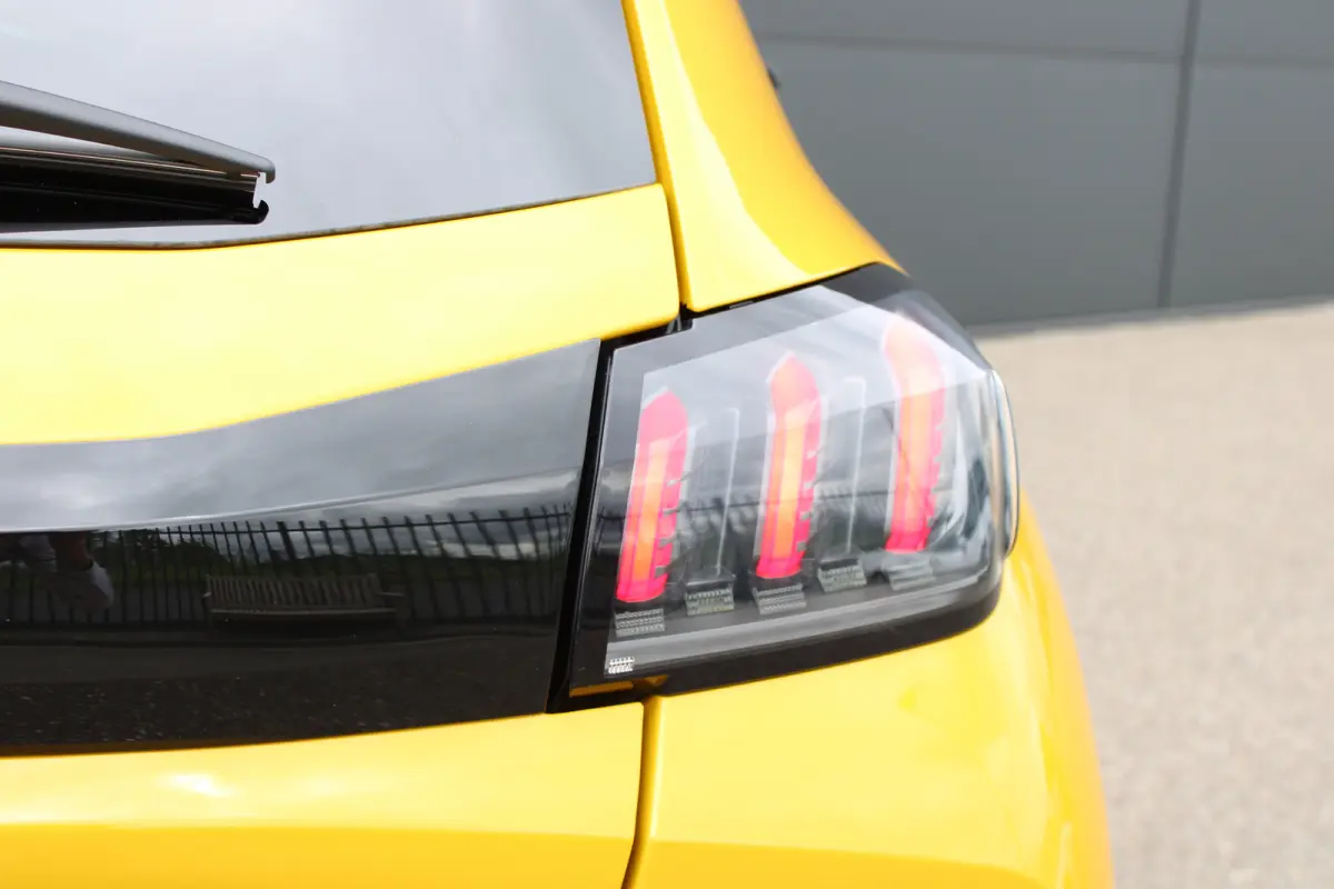 1.2 PureTech 130pk EAT8 GT Pack | Automaat | Navigatie | Camera | Alcantara | Stoelverwarming | Full LED | NL auto |
