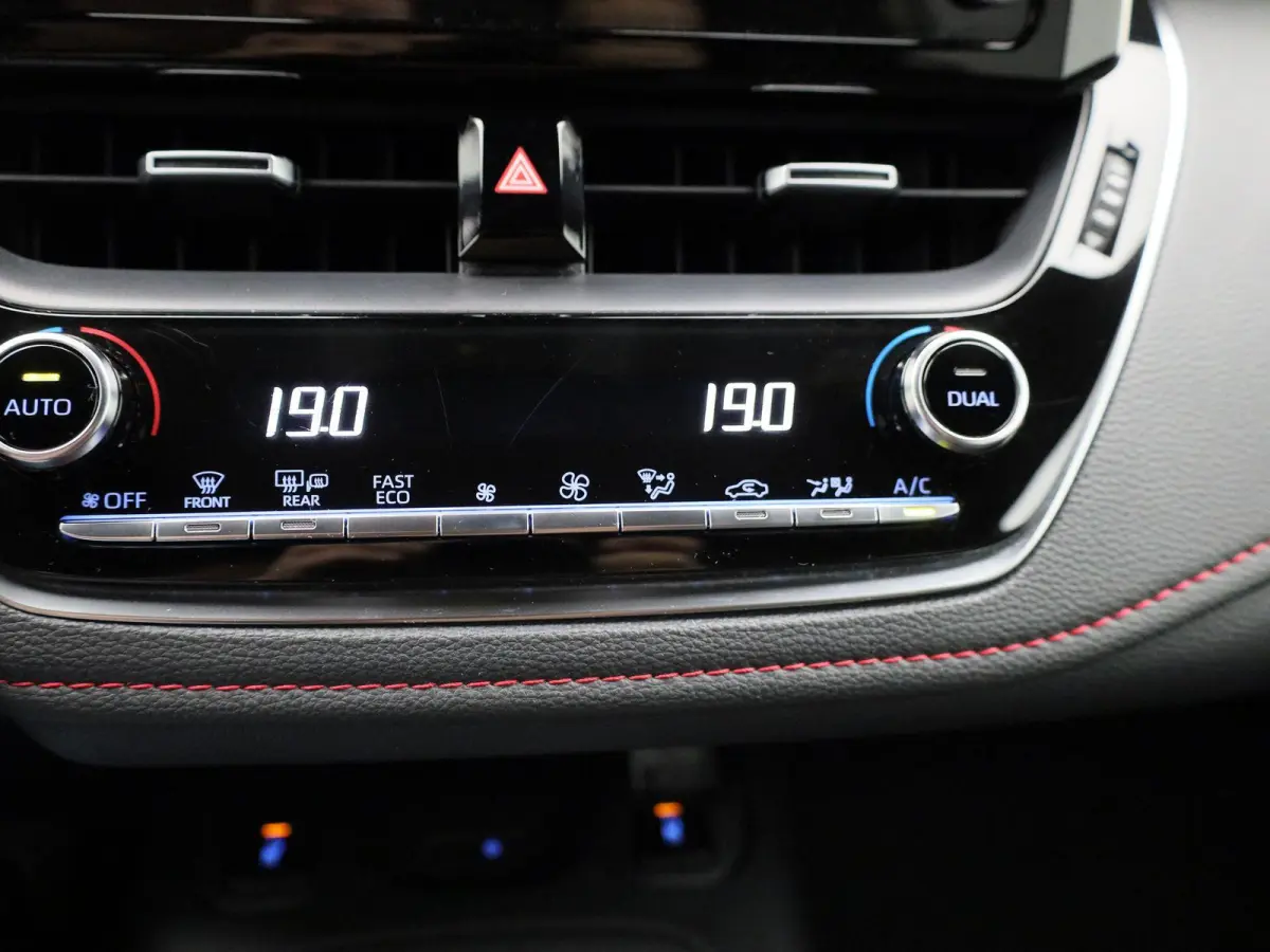 1.8 Hybrid Executive | Automaat | Stoel verwarming | Parkeer sensoren | DAB  | Camera | Climate control | Cruise control | Bluetooth | Half Leder