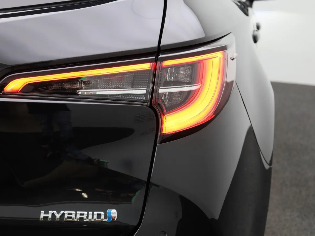 1.8 Hybrid Executive | Automaat | Stoel verwarming | Parkeer sensoren | DAB  | Camera | Climate control | Cruise control | Bluetooth | Half Leder