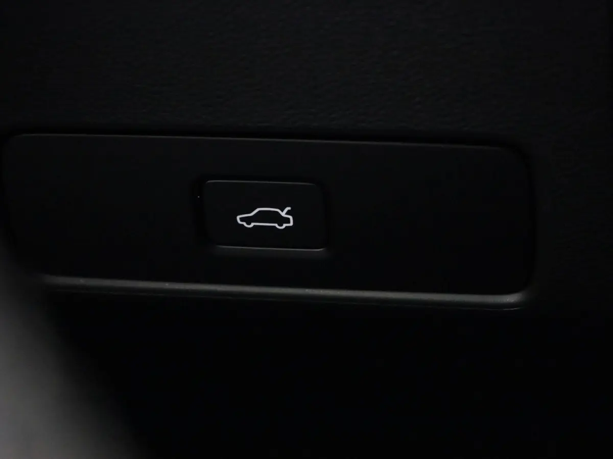 Core | Automaat | Navigatie | Apple Carplay / Android Auto | Virtual Cockpit | Achteruitrijcamera | Climate Control | Cruise Control | Bluetooth | Lichtmetalen Velgen | Parkeer sensoren |