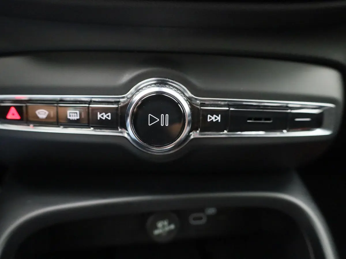 Core | Automaat | Navigatie | Apple Carplay / Android Auto | Virtual Cockpit | Achteruitrijcamera | Climate Control | Cruise Control | Bluetooth | Lichtmetalen Velgen | Parkeer sensoren |