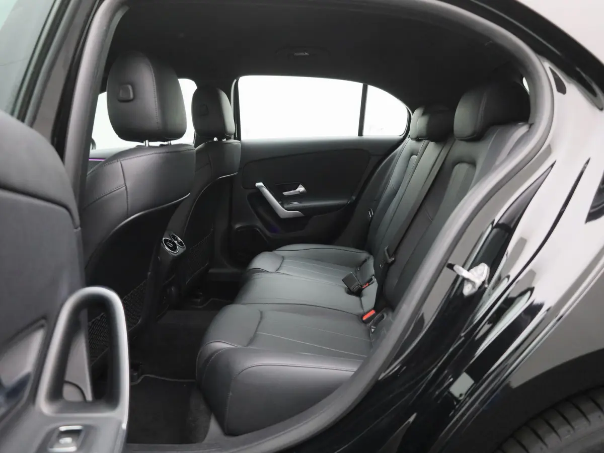 250 e Business Line | Automaat | Navigatie | Sfeer verlichting | Leder | Stoel verwarming | Camera | Cruise Control  | Parkeersensoren | Climate Control | LMV |