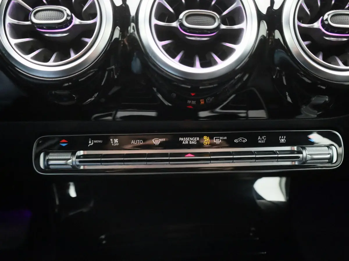 250 e Business Line | Automaat | Navigatie | Sfeer verlichting | Leder | Stoel verwarming | Camera | Cruise Control  | Parkeersensoren | Climate Control | LMV |