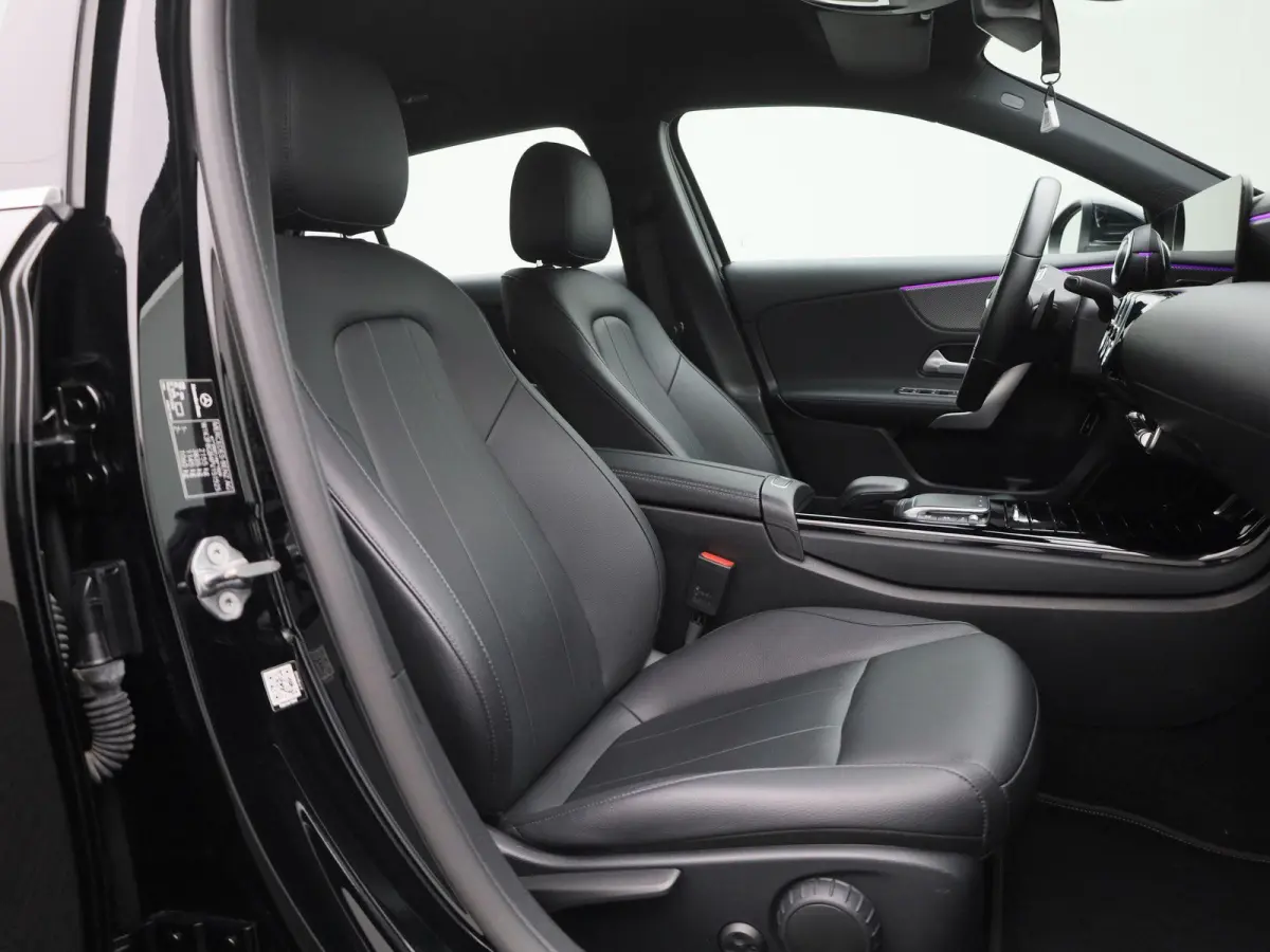 250 e Business Line | Automaat | Navigatie | Sfeer verlichting | Leder | Stoel verwarming | Camera | Cruise Control  | Parkeersensoren | Climate Control | LMV |