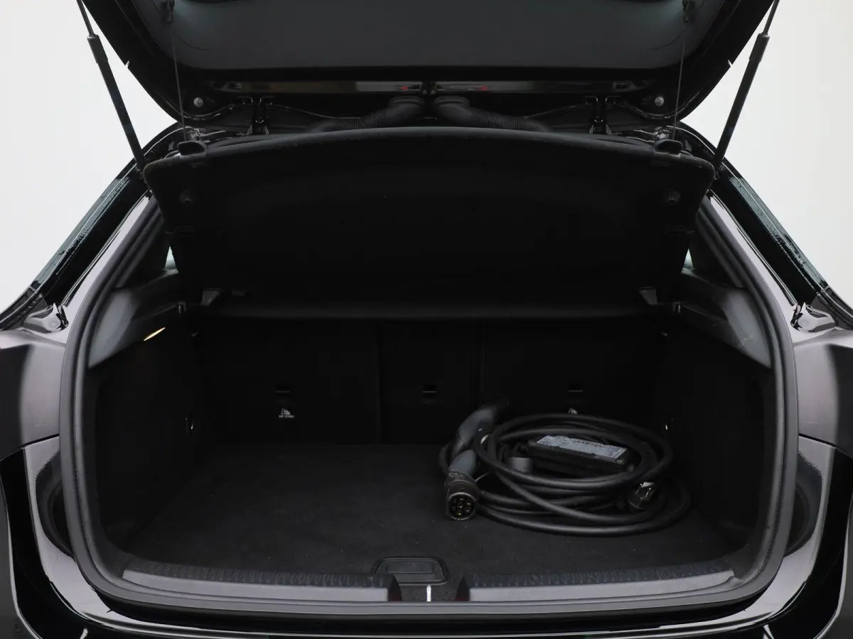 250 e Business Line | Automaat | Navigatie | Sfeer verlichting | Leder | Stoel verwarming | Camera | Cruise Control  | Parkeersensoren | Climate Control | LMV |