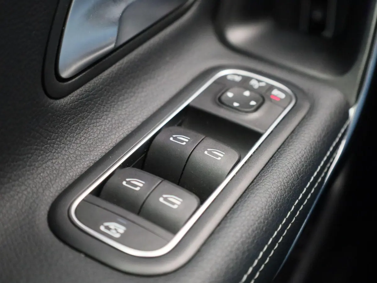 250 e Business Line | Automaat | Navigatie | Sfeer verlichting | Leder | Stoel verwarming | Camera | Cruise Control  | Parkeersensoren | Climate Control | LMV |