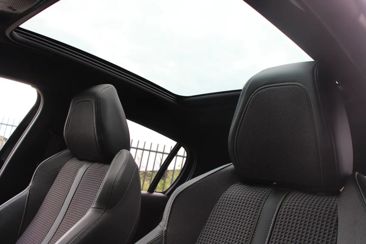 1.2 PureTech 130pk EAT8 GT | Automaat | Panoramadak | Navigatie | Camera | Apple carplay | Bluetooth |