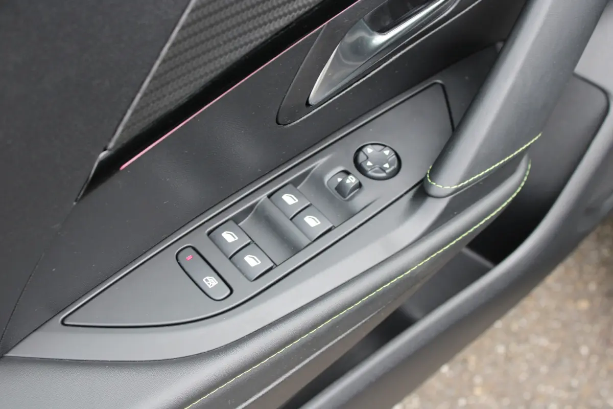 1.2 PureTech 130pk EAT8 GT | Automaat | Panoramadak | Navigatie | Camera | Apple carplay | Bluetooth |