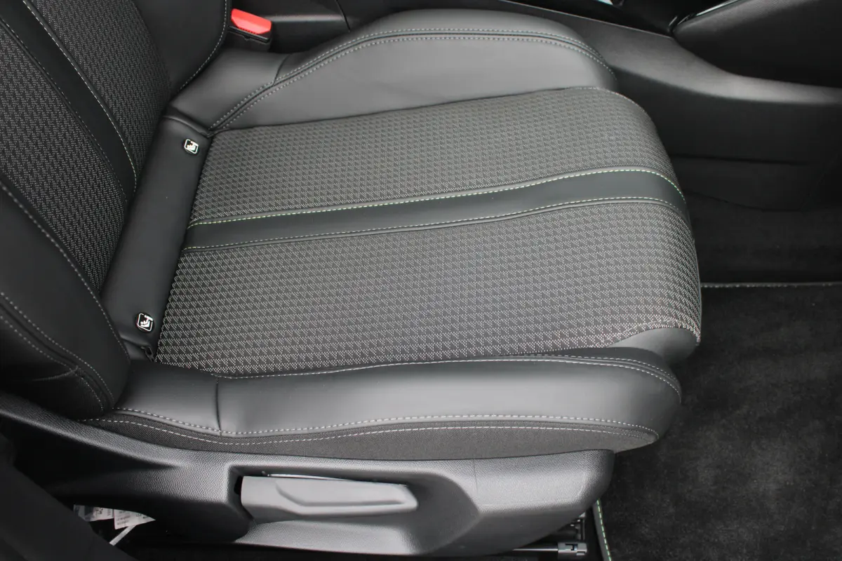 1.2 PureTech 130pk EAT8 GT | Automaat | Panoramadak | Navigatie | Camera | Apple carplay | Bluetooth |