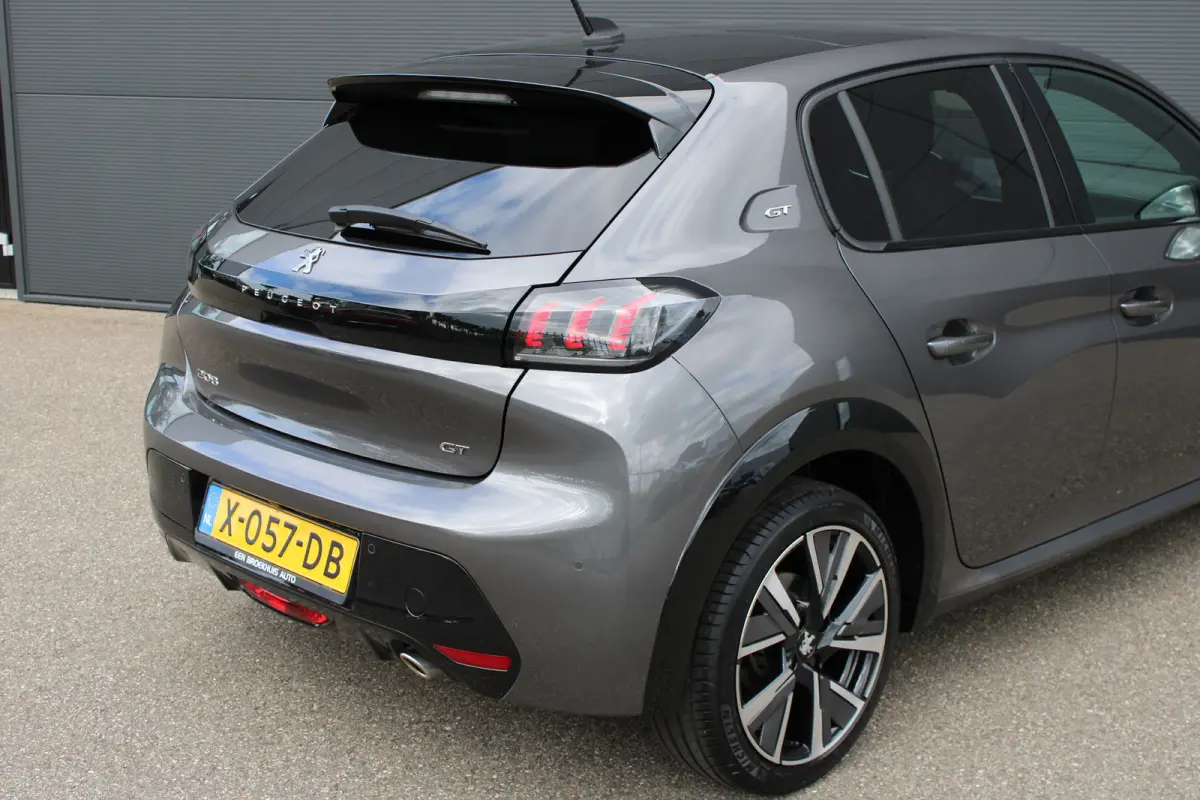 1.2 PureTech GT | Navigatie | Camera | Panoramadak | Stoelverwarming | Black Diamond | Full LED | 27.000km |