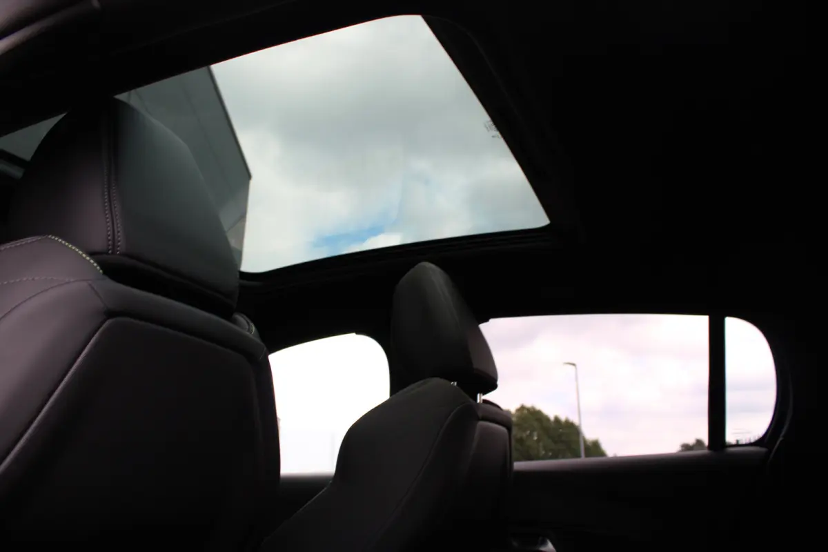 1.2 PureTech GT | Navigatie | Camera | Panoramadak | Stoelverwarming | Black Diamond | Full LED | 27.000km |