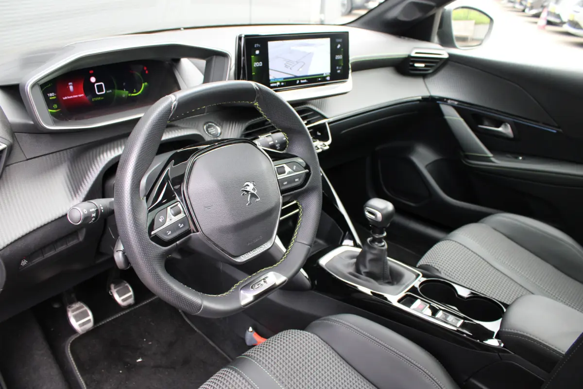 1.2 PureTech GT | Navigatie | Camera | Panoramadak | Stoelverwarming | Black Diamond | Full LED | 27.000km |