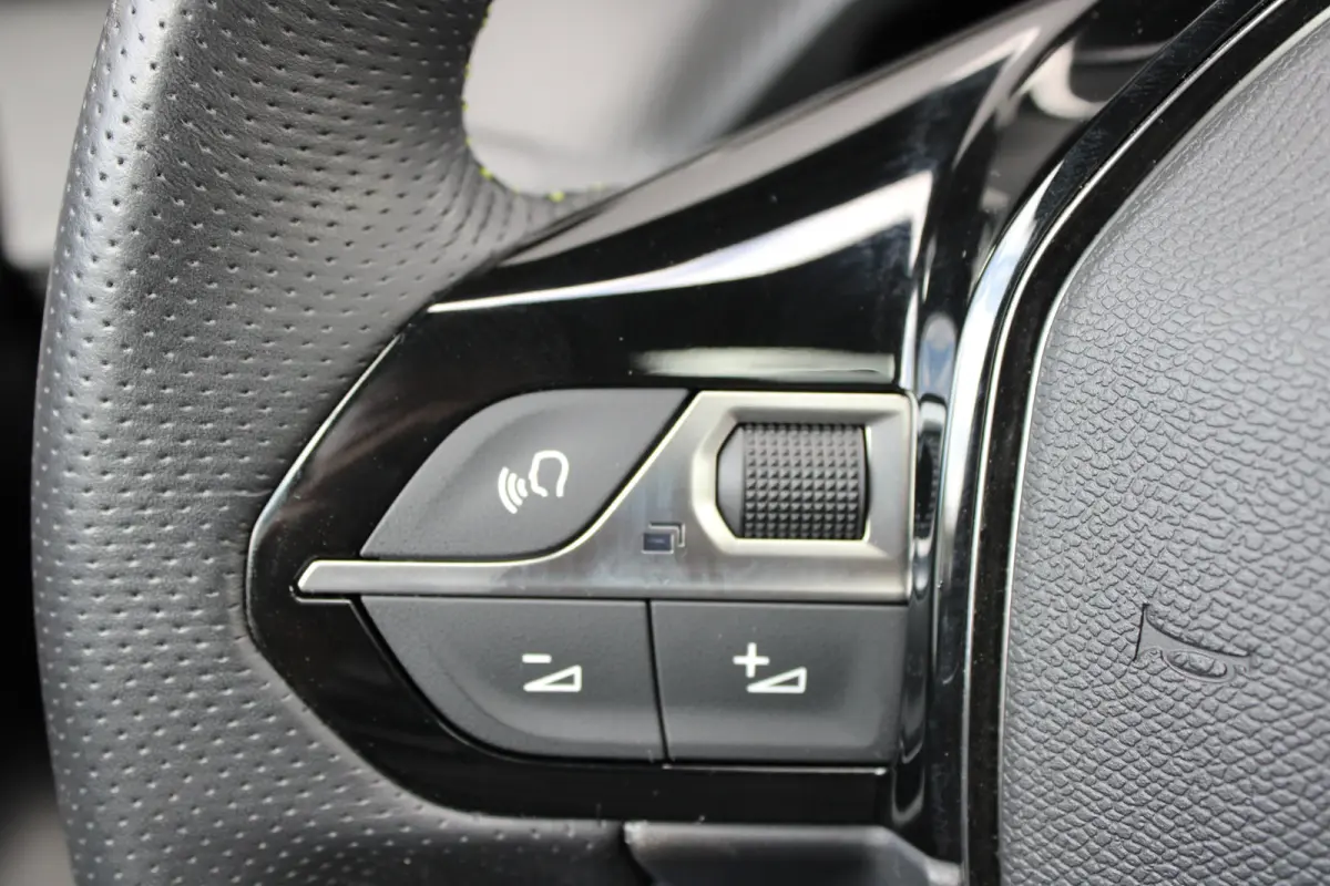 1.2 PureTech GT | Navigatie | Camera | Panoramadak | Stoelverwarming | Black Diamond | Full LED | 27.000km |