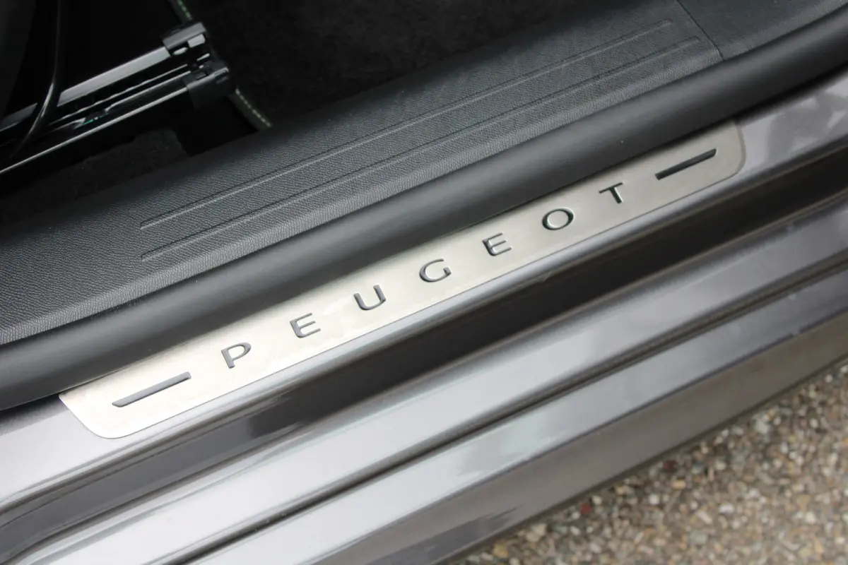 1.2 PureTech GT | Navigatie | Camera | Panoramadak | Stoelverwarming | Black Diamond | Full LED | 27.000km |