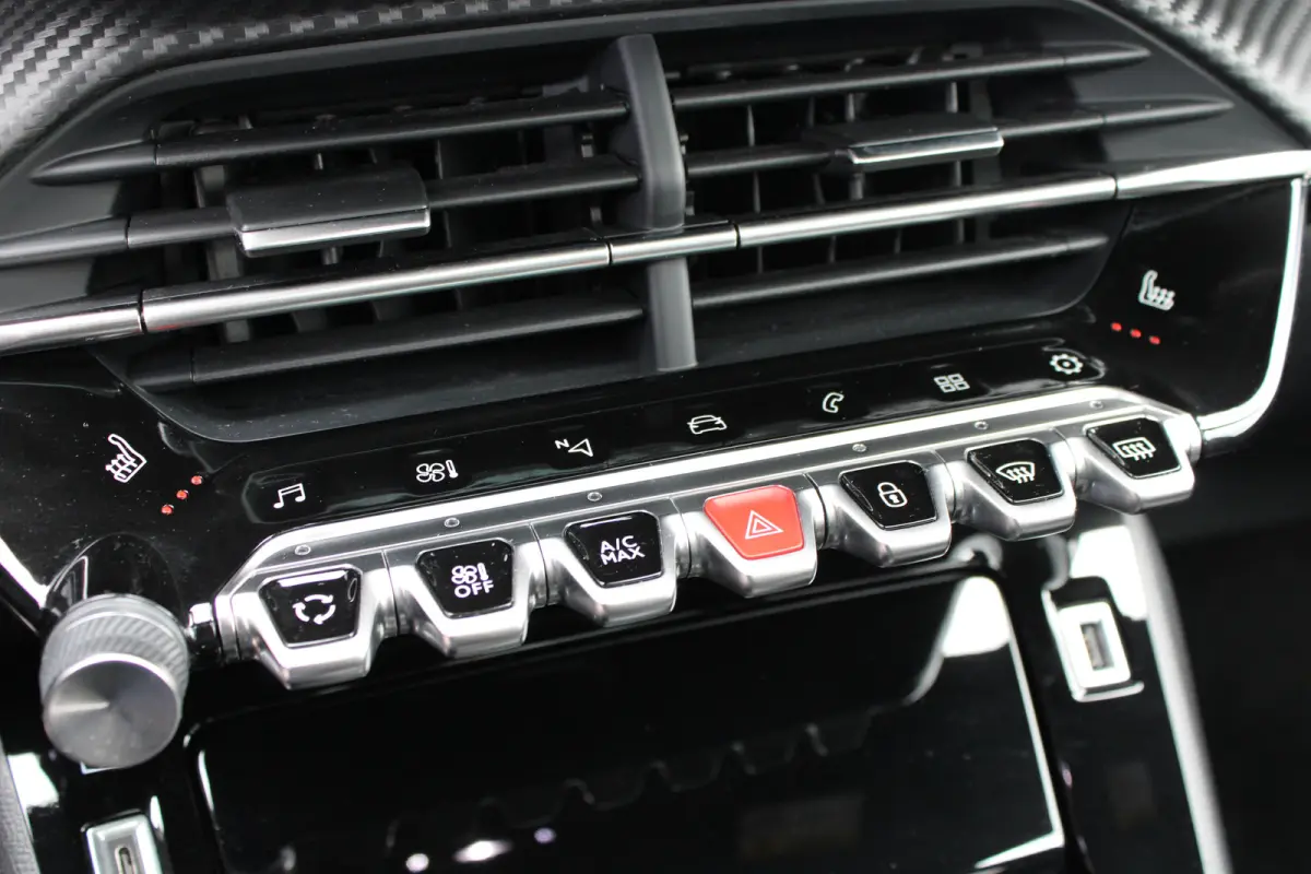 1.2 PureTech GT | Navigatie | Camera | Panoramadak | Stoelverwarming | Black Diamond | Full LED | 27.000km |
