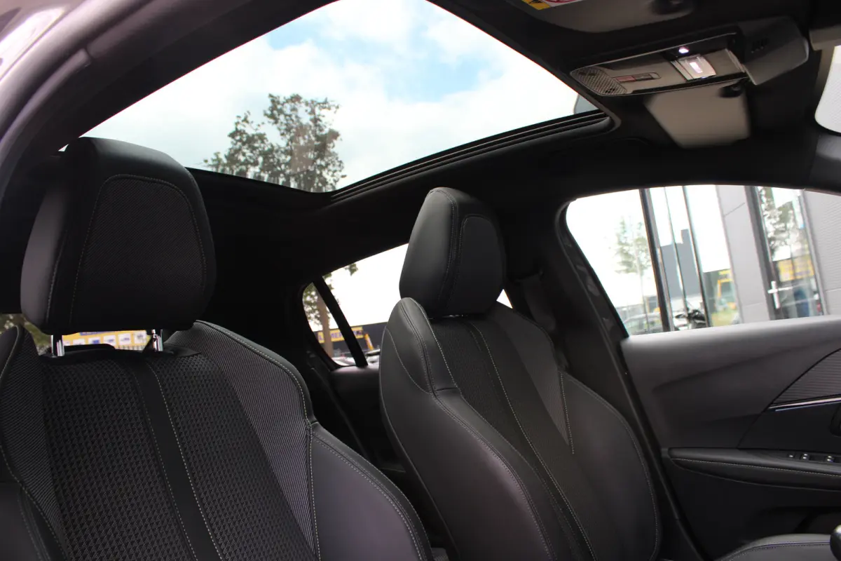 1.2 PureTech GT | Navigatie | Camera | Panoramadak | Stoelverwarming | Black Diamond | Full LED | 27.000km |