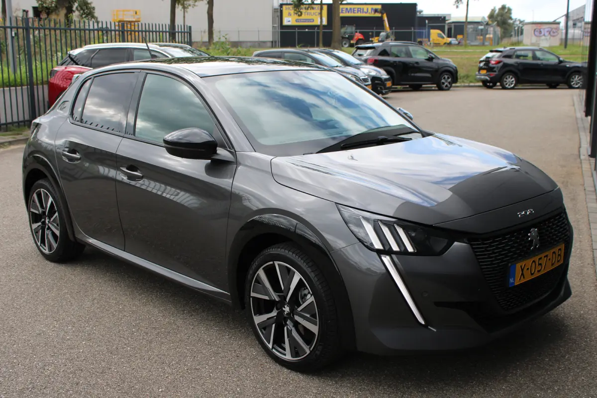 1.2 PureTech GT | Navigatie | Camera | Panoramadak | Stoelverwarming | Black Diamond | Full LED | 27.000km |