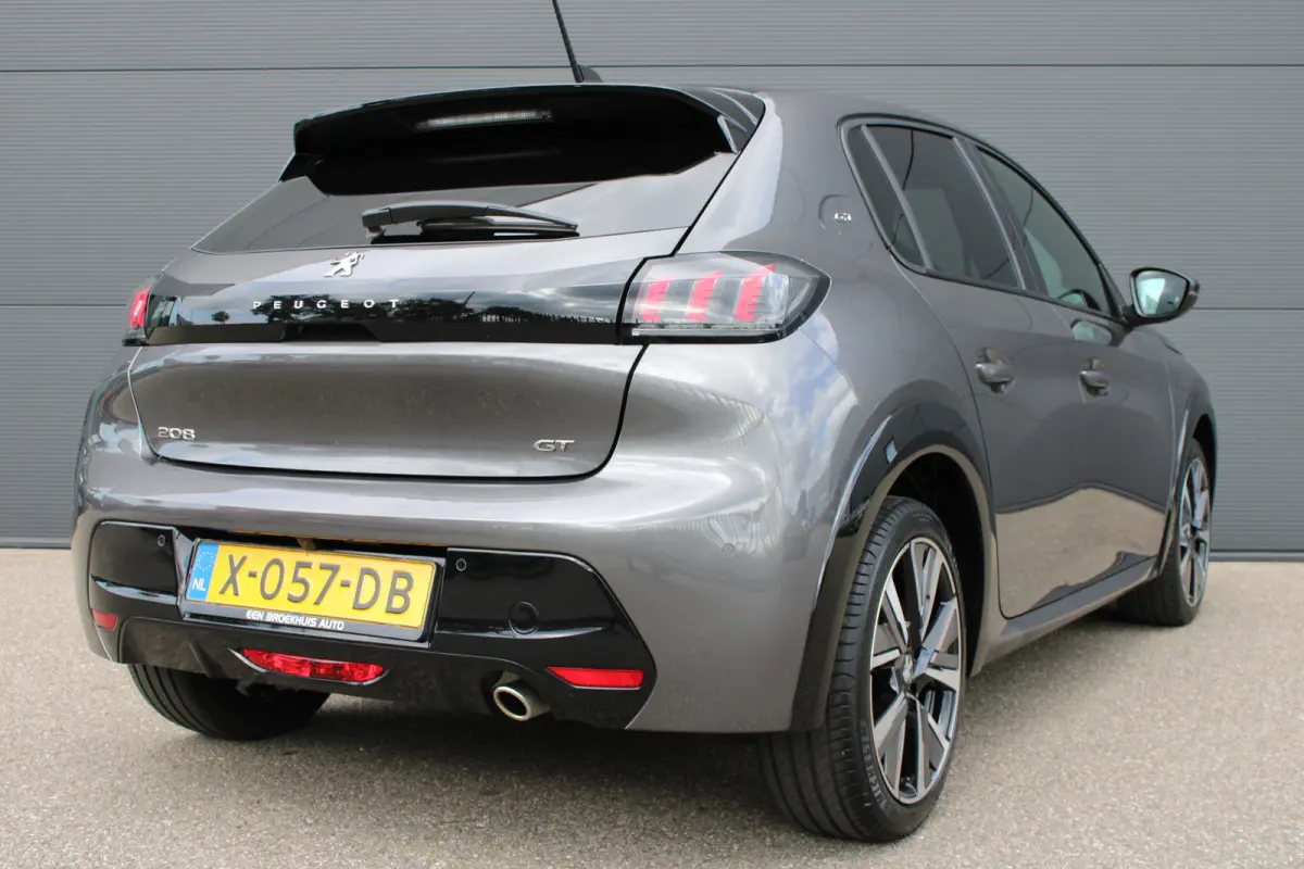 1.2 PureTech GT | Navigatie | Camera | Panoramadak | Stoelverwarming | Black Diamond | Full LED | 27.000km |