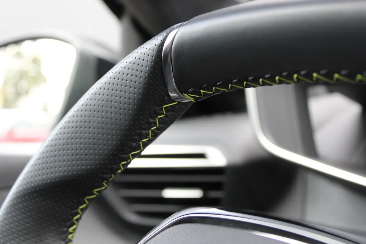 1.2 PureTech GT | Navigatie | Camera | Panoramadak | Stoelverwarming | Black Diamond | Full LED | 27.000km |