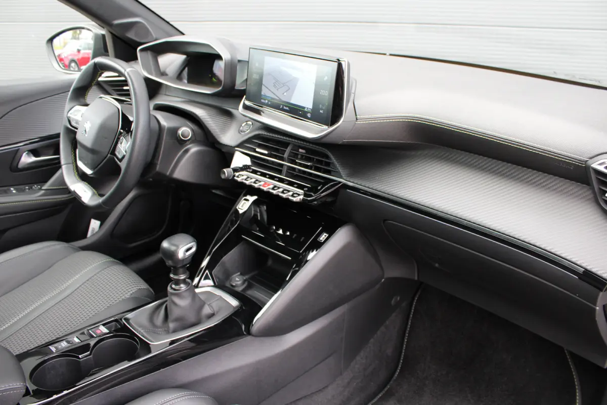 1.2 PureTech GT | Navigatie | Camera | Panoramadak | Stoelverwarming | Black Diamond | Full LED | 27.000km |
