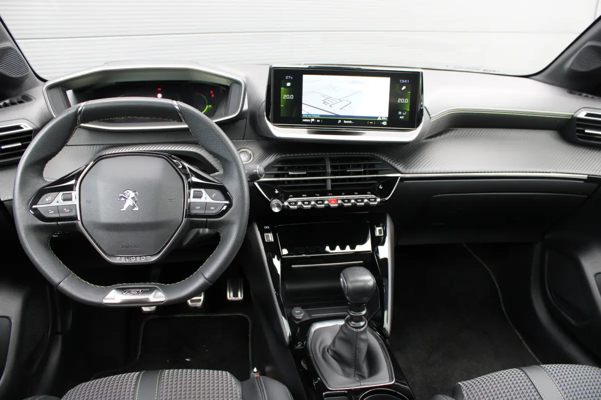 1.2 PureTech GT | Navigatie | Camera | Panoramadak | Stoelverwarming | Black Diamond | Full LED | 27.000km |