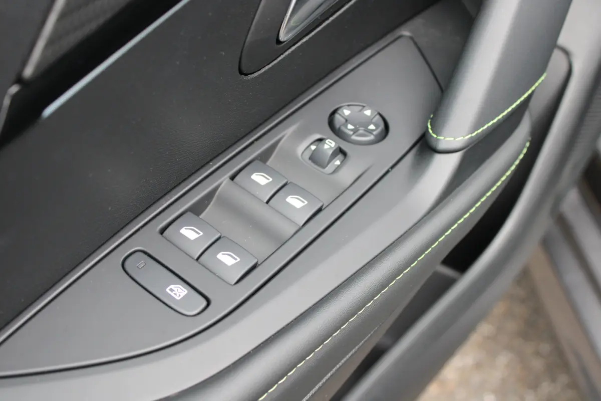 1.2 PureTech GT | Navigatie | Camera | Panoramadak | Stoelverwarming | Black Diamond | Full LED | 27.000km |