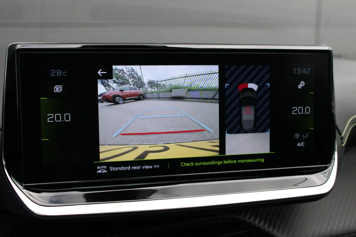 1.2 PureTech GT | Navigatie | Camera | Panoramadak | Stoelverwarming | Black Diamond | Full LED | 27.000km |