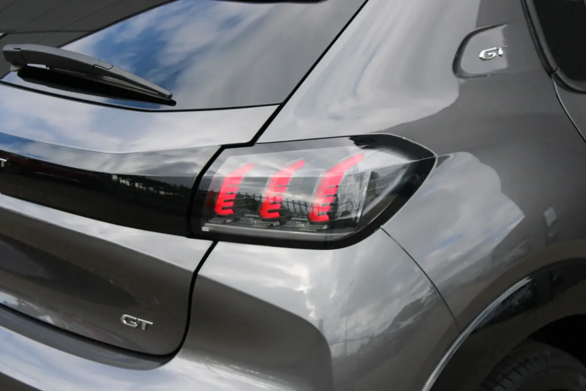 1.2 PureTech GT | Navigatie | Camera | Panoramadak | Stoelverwarming | Black Diamond | Full LED | 27.000km |