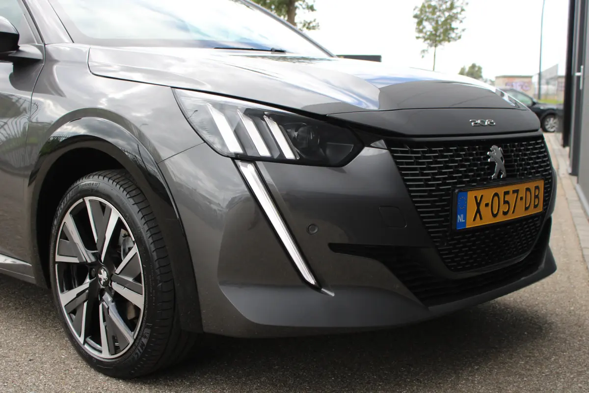 1.2 PureTech GT | Navigatie | Camera | Panoramadak | Stoelverwarming | Black Diamond | Full LED | 27.000km |