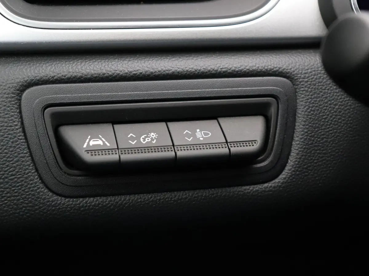 E-Tech Hybrid 145 Techno | Navigatie | Achteruitrijcamera | Parkeersensoren voor en achter | Climate control |