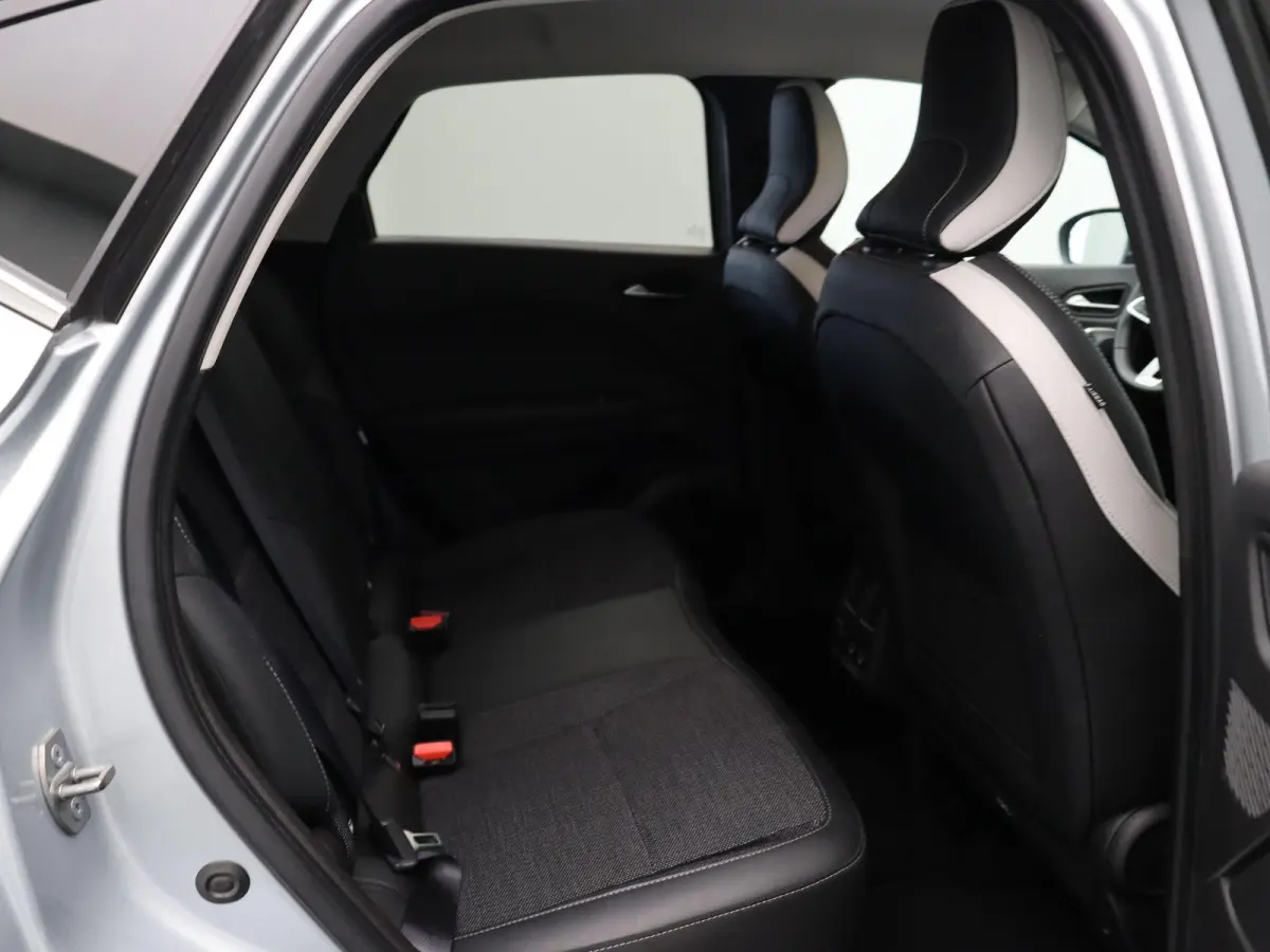 E-Tech Hybrid 145 Techno | Navigatie | Achteruitrijcamera | Parkeersensoren voor en achter | Climate control |
