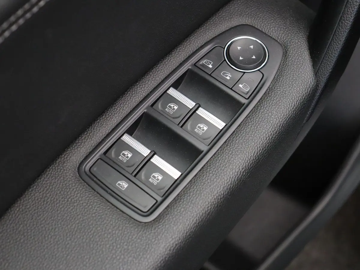 E-Tech Hybrid 145 Techno | Navigatie | Achteruitrijcamera | Parkeersensoren voor en achter | Climate control |