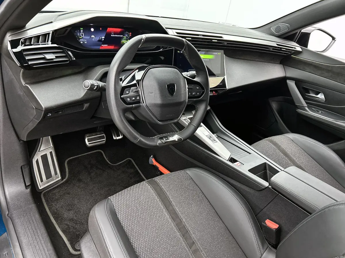 GT Hybrid 145pk Automaat | Navigatie | 360° Camera | Matrix LED koplampen | Sportstoelen stof/kunstleder/alcantara | Handsfree Achterklep | Adaptieve Cruise Control | Draadloze Apple Carpla