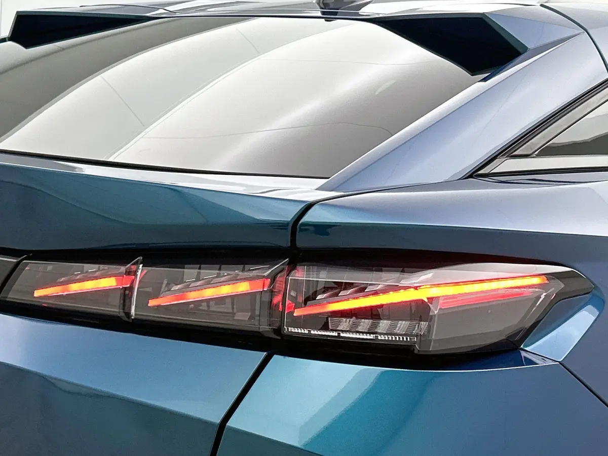 GT Hybrid 145pk Automaat | Navigatie | 360° Camera | Matrix LED koplampen | Sportstoelen stof/kunstleder/alcantara | Handsfree Achterklep | Adaptieve Cruise Control | Draadloze Apple Carpla