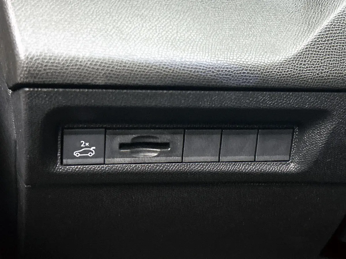 GT Hybrid 145pk Automaat | Navigatie | 360° Camera | Matrix LED koplampen | Sportstoelen stof/kunstleder/alcantara | Handsfree Achterklep | Adaptieve Cruise Control | Draadloze Apple Carpla