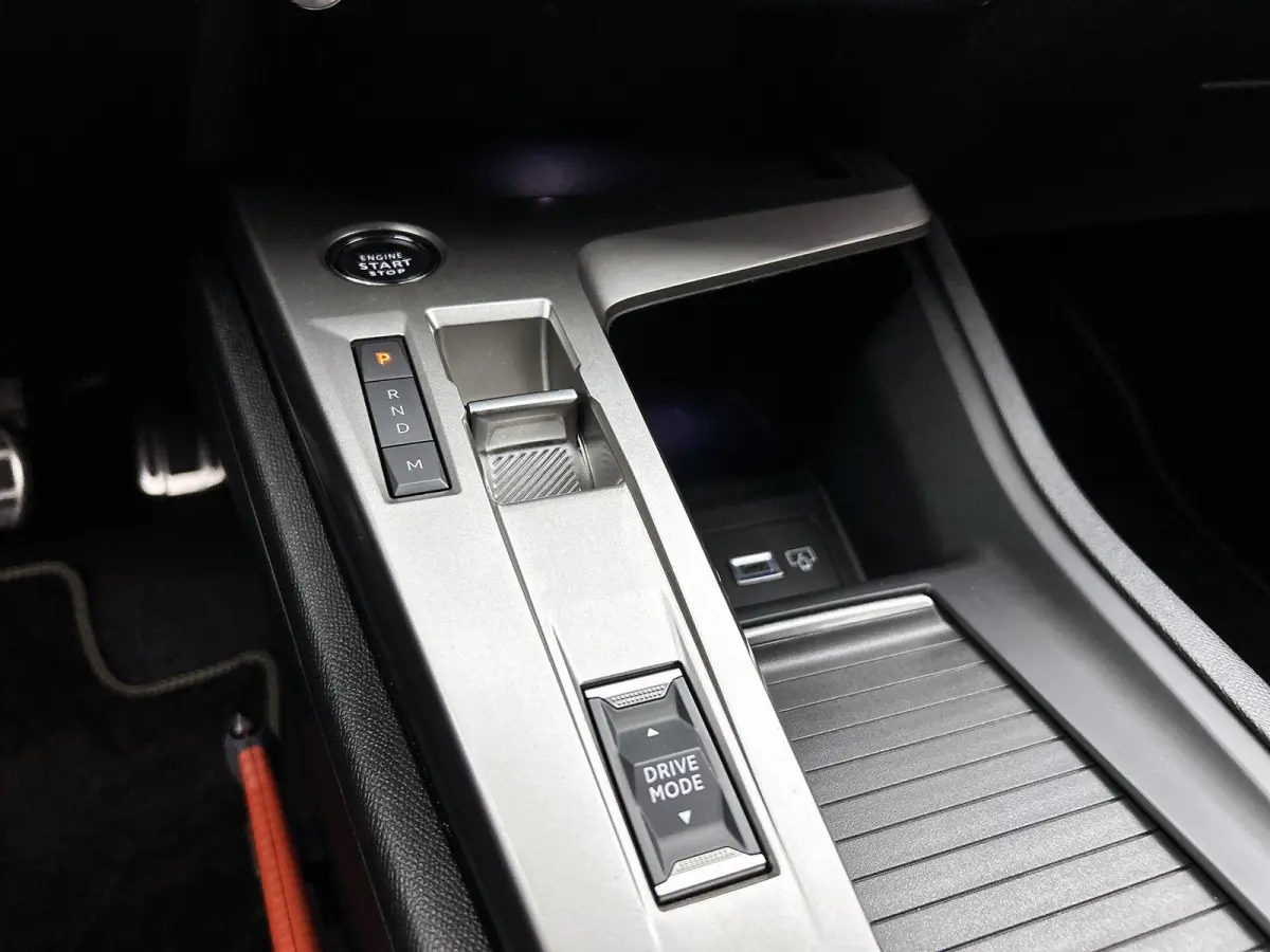 GT Hybrid 145pk Automaat | Navigatie | 360° Camera | Matrix LED koplampen | Sportstoelen stof/kunstleder/alcantara | Handsfree Achterklep | Adaptieve Cruise Control | Draadloze Apple Carpla