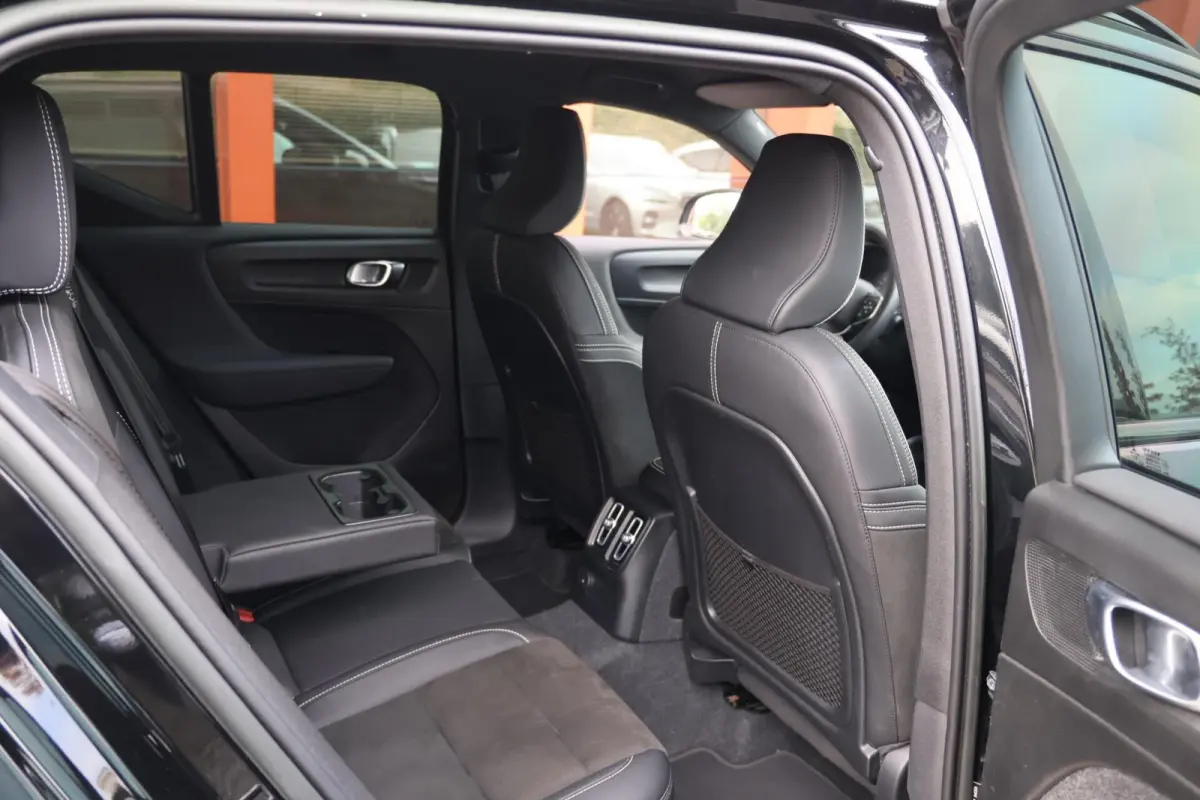 T4 Black Edition | Stoelverwarming | Trekhaak | Parkeercamera | H/K | Memory Seats | Keyless