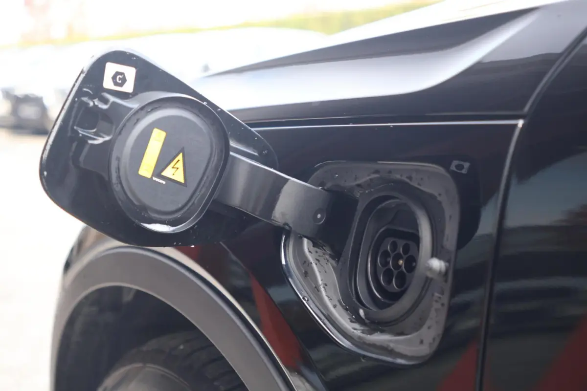T4 Black Edition | Stoelverwarming | Trekhaak | Parkeercamera | H/K | Memory Seats | Keyless