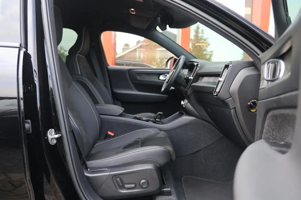T4 Black Edition | Stoelverwarming | Trekhaak | Parkeercamera | H/K | Memory Seats | Keyless