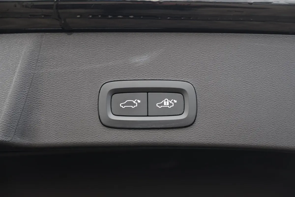 T4 Black Edition | Stoelverwarming | Trekhaak | Parkeercamera | H/K | Memory Seats | Keyless