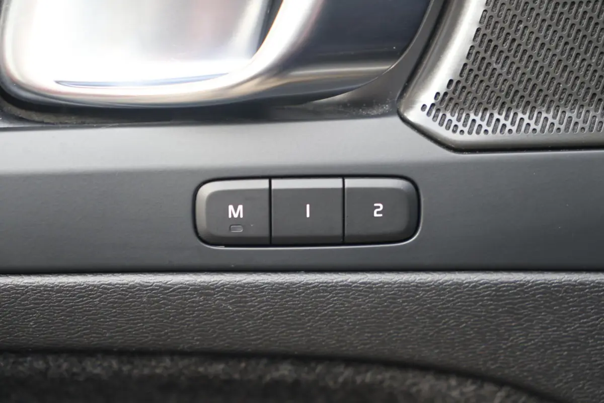 T4 Black Edition | Stoelverwarming | Trekhaak | Parkeercamera | H/K | Memory Seats | Keyless