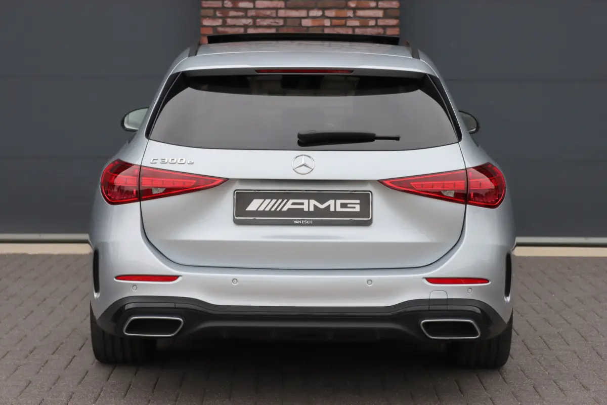 300 e AMG Line | Panoramadak | Distronic | Memory | Trekhaak | Digital Light | Surround Camera | Keyless Go | Dodehoekassistent |