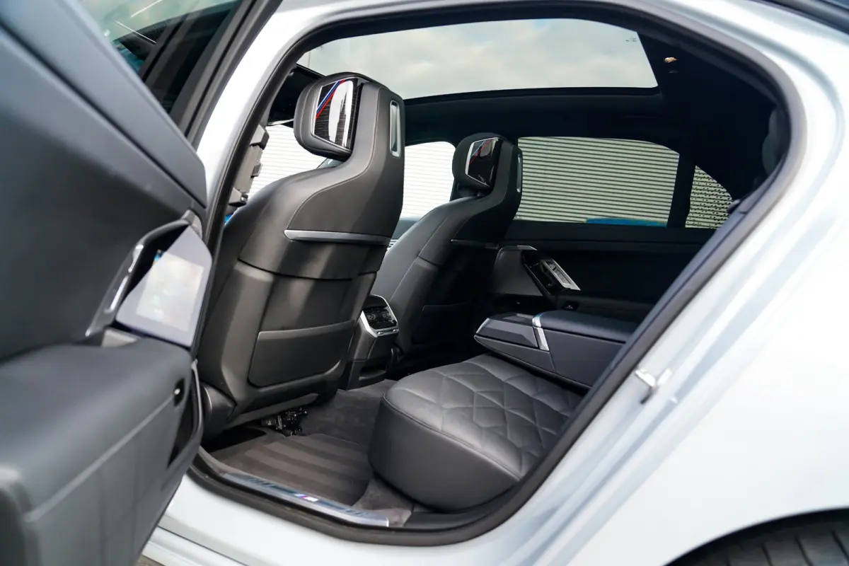 EDrive50 106 kWh | Brooklyn Grau | Driving Assistant Professional | Iconic Glow | 22INCH | Bowers & Wilkins | HuD | Veganza